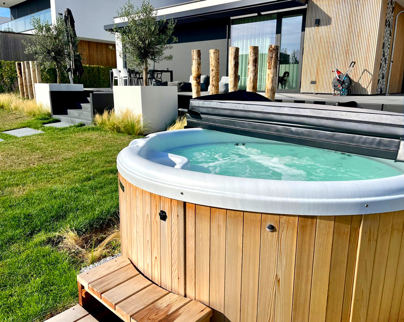 hottub-bew.jpg
